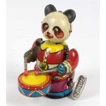 Pandabär mit TrommelBlech farbig lithographiert, gemarkt Made in China 309 MS 565, mit Uhrwerk u.