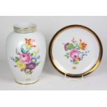 handbemalte Vase u. Teller *Blütenbouquet*weißes Porzellan mit Unterglasurmarke Ilmenau sowie