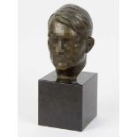 patriotische BüsteZinkguß bronziert, auf den Betrachter blickende Büste Adolf Hitlers H ca. 19 cm,