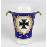 KPM Trichtervase 1914weiß glasiertes Porzellan mit unterglasurblauer Zeptermarke sowie