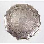 kleine Silberdosepunziert, Silber 800, runde blütenförmig eingezogene Form, mit Scharnierdeckel u.
