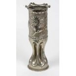 Grabenarbeitvon Hand aus einer Granathülse gefertigter Pokal mit gefalteter Taillierung sowie