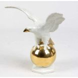 Vogel auf Goldkugelweiß glasiertes Porzellan mit unterglasurroter Manufakturmarke Carl Scheidig
