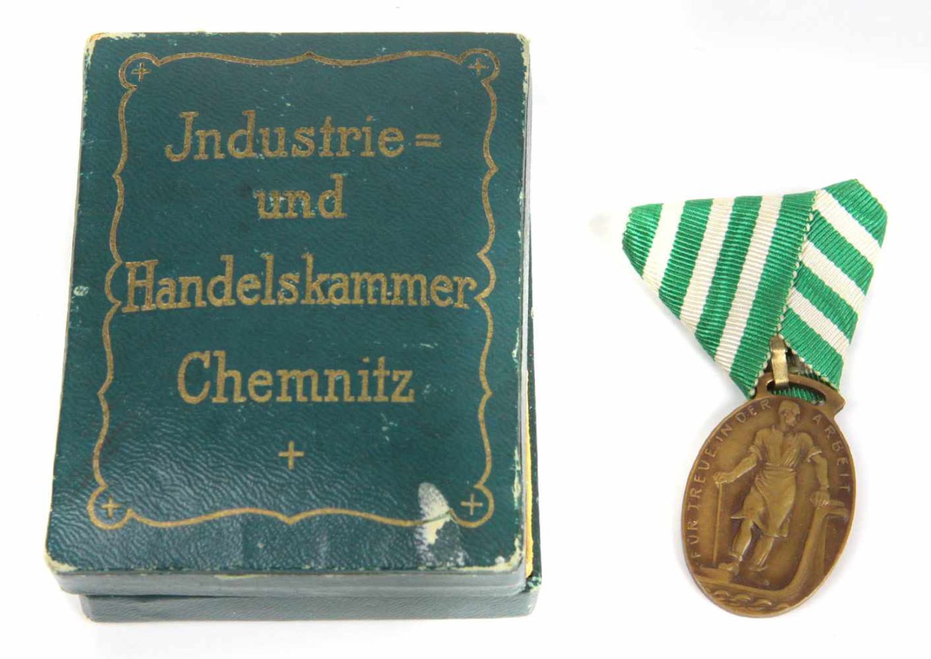 Handelskammer Abzeichen im EtuiChemnitz 1935, Ehrenzeichen in Bronze, Ovalform mit Schmied u.