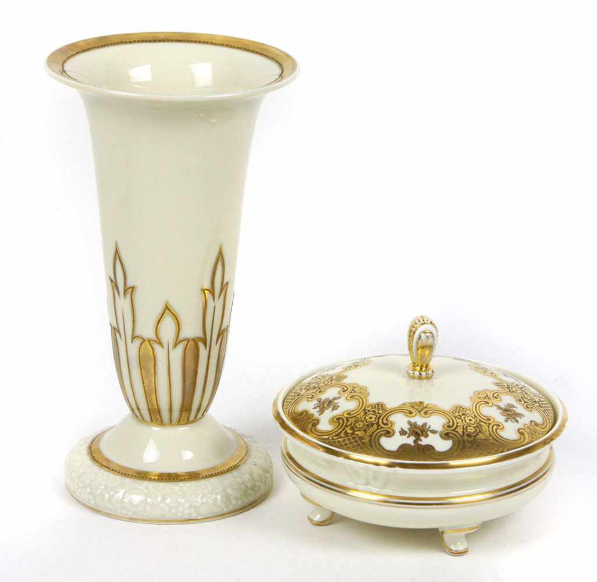Vase und Deckeldose Goldmalereielfenbeinfarbiges Porzellan, Manufakturmarke PMR Jäger Bavaria u.