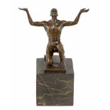 BronzeaktGuß, athletischer Herrenakt kniend mit erhobenem Kopf u. Armen ausgeführt,