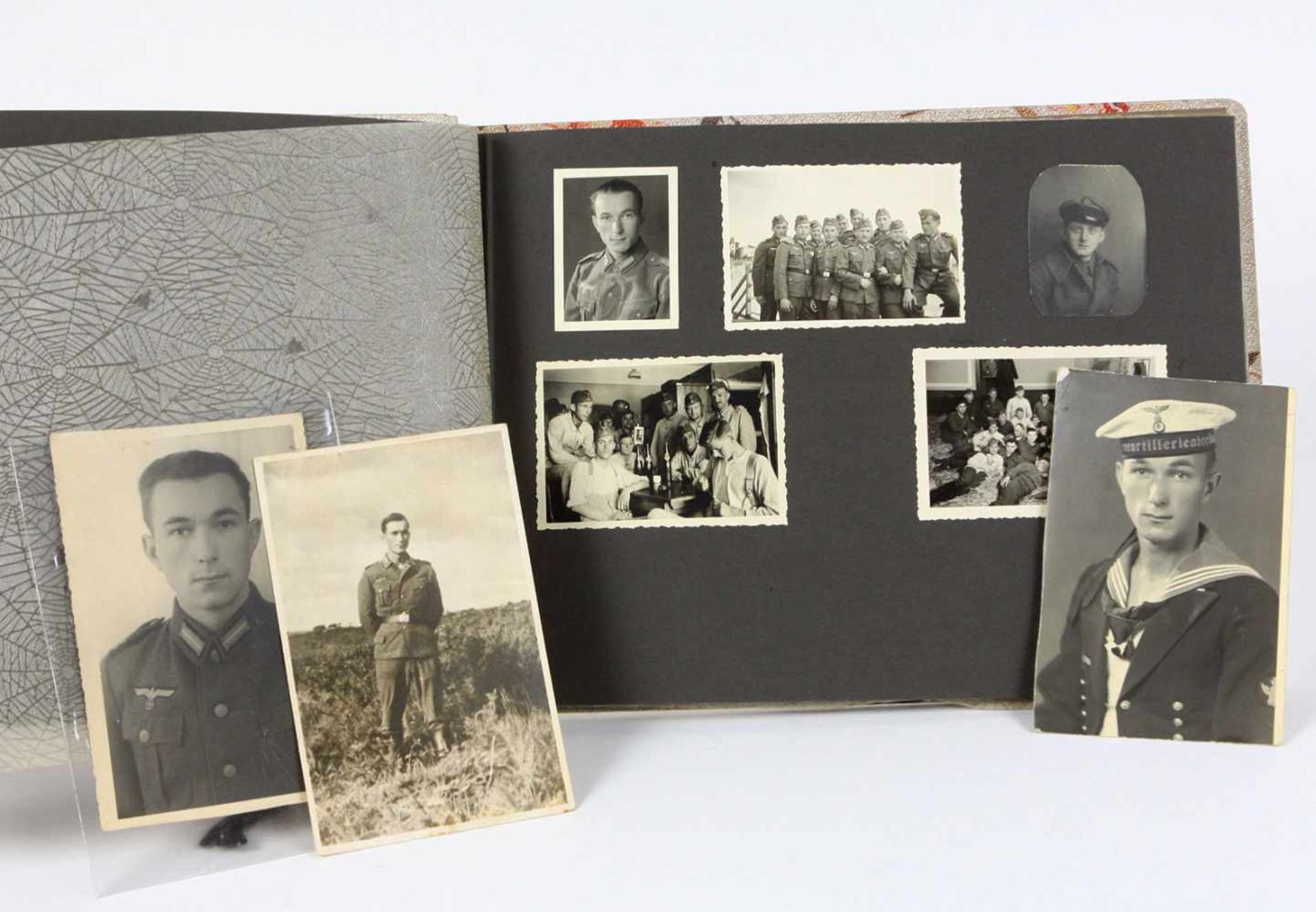 Militär- u. Familienalbum39 SW Fotos in versch. Formaten mit Portrait- u. Gruppen- Aufnahmen,