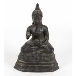 Buddha 19. Jhd.gefüllter Metallguß, Buddha auf sechspassigem Stufensockel sitzend, H ca. 18,5 cm,