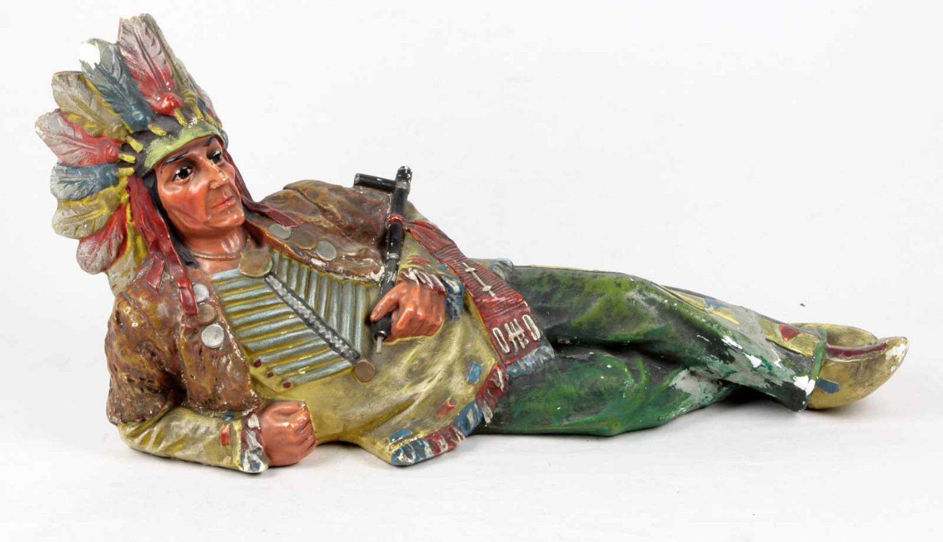 große IndianerfigurGipsguß farbig staffiert, Indianer liegend ausgeführt, L ca. 62 cm, H ca. 31