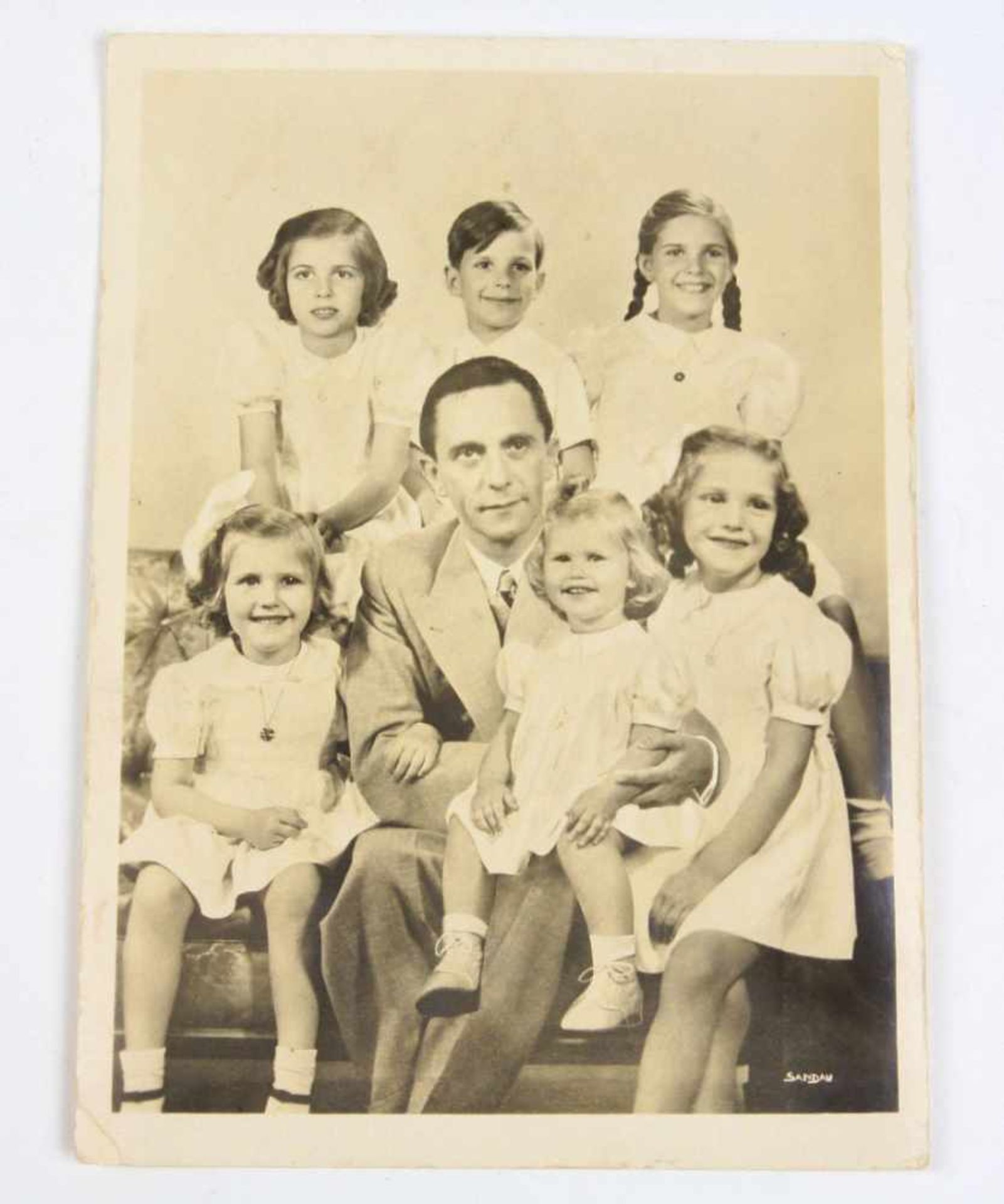 Fotokarte Dr. GoebbelsSW Aufnahme, Postkarte umseitig bez. *Reichsminister Dr. Goebbels mit seinen