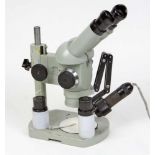 Mikroskop Carl Zeiss Jenagrau lackierter Metallkorpus gemarkt Carl Zeiss Jena No. 404560, je 2