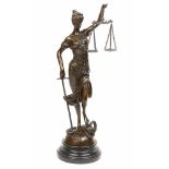 Bronzefigur *Justizia*Bronzeguß, Darstellung der Justizia mit ihren Attributen auf halbkugelförmiger