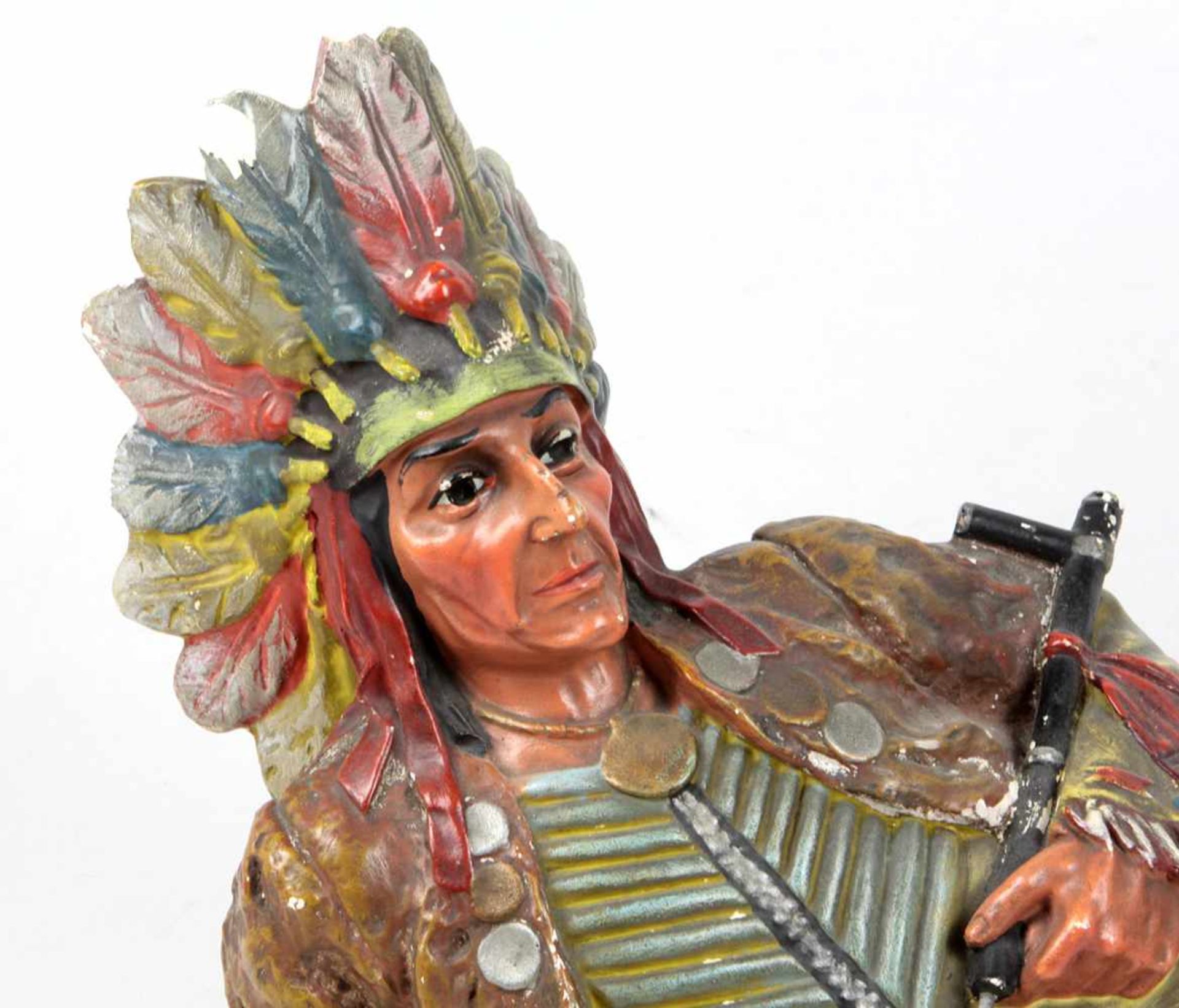 große IndianerfigurGipsguß farbig staffiert, Indianer liegend ausgeführt, L ca. 62 cm, H ca. 31 - Bild 2 aus 4