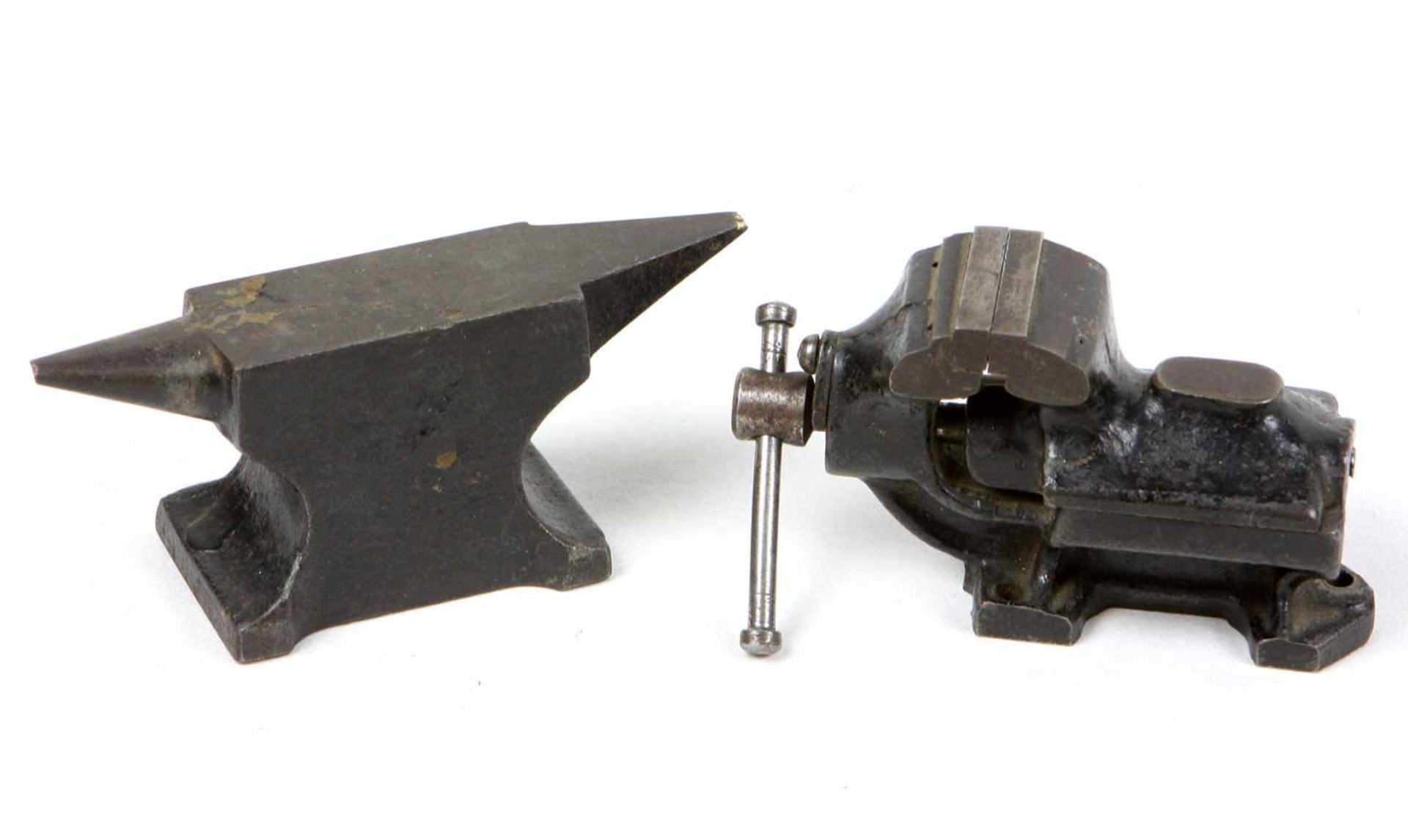 Uhrmacher WerkzeugEisen, dabei Miniatur Ambos u. Schraubstock, H ca. 5 cm, gut erhalten