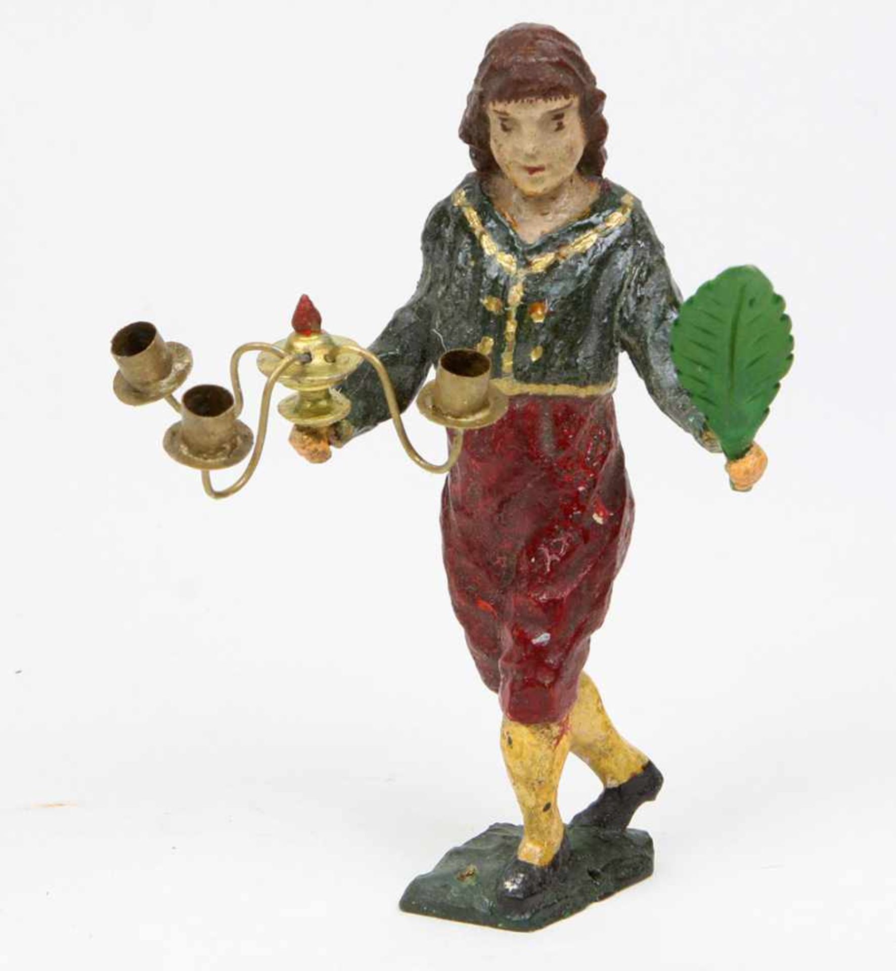 Schnitzfigur mit LeuchterspinneHolz von Hand beschnitzt, farbig gefasst, Knabe mit Leuchterspinne in