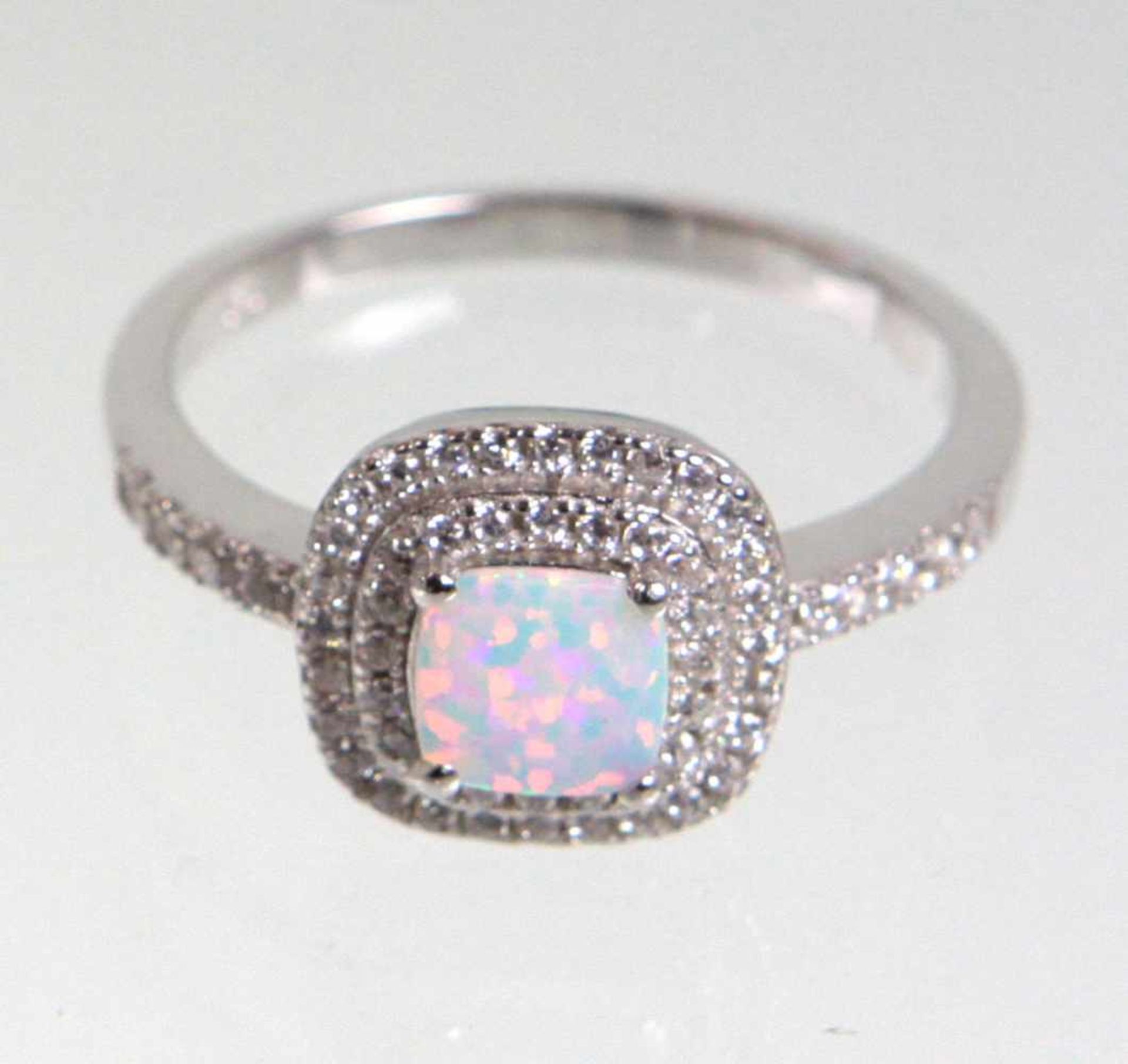Opal Ring mit Zirkoniain in Silber 925 gearbeitet u. punziert, quadratischer leicht gerundeter