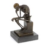 Der Denker *Skelett*Bronzefigur in Form eines Skelett ausgeführt, auf rechteckigem Sockel mit