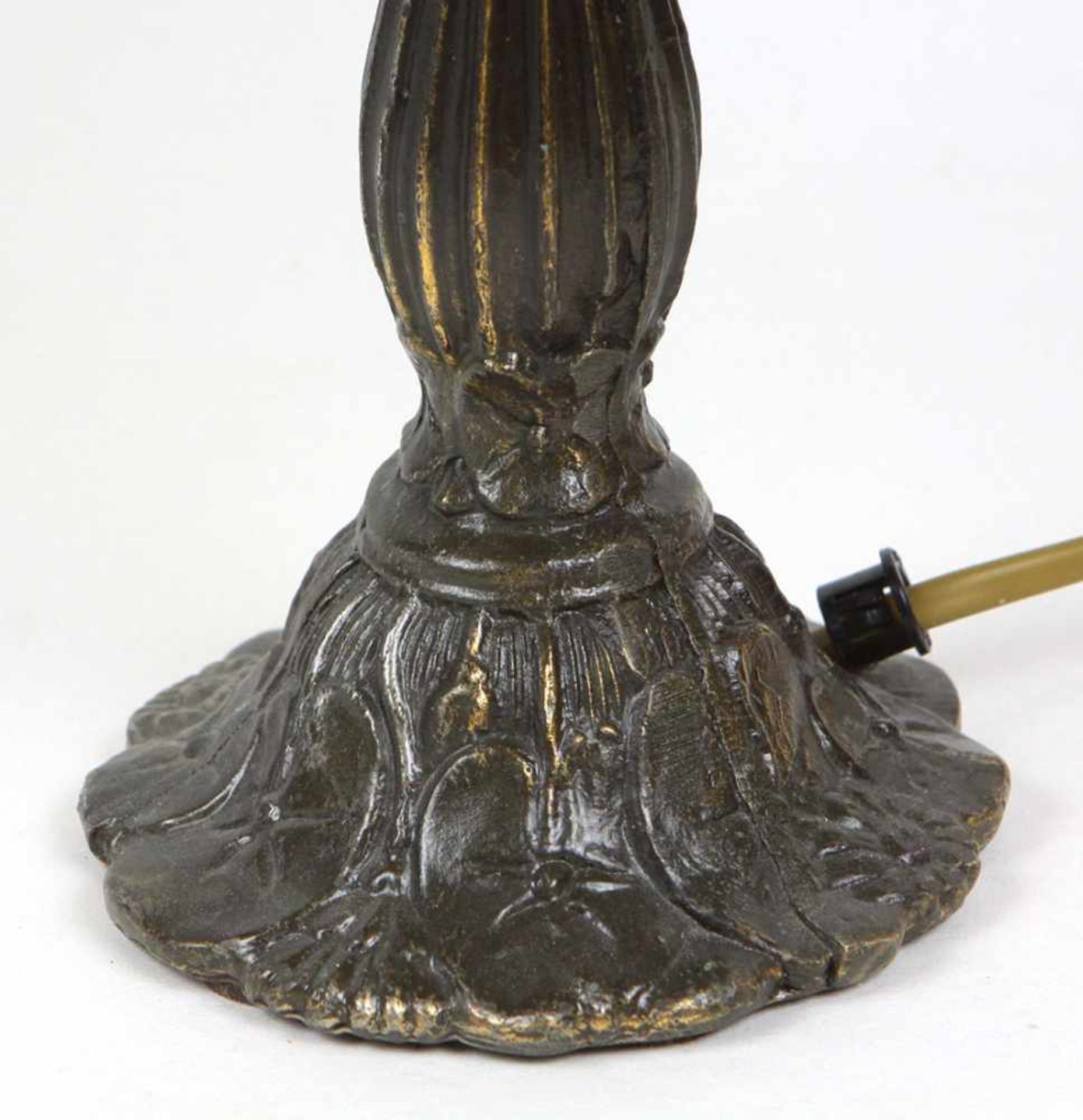 Tischlampe Tiffany Stilrunder Lampenschirm mit verschieden farbigen Flächen mit Blüten u. - Bild 3 aus 3
