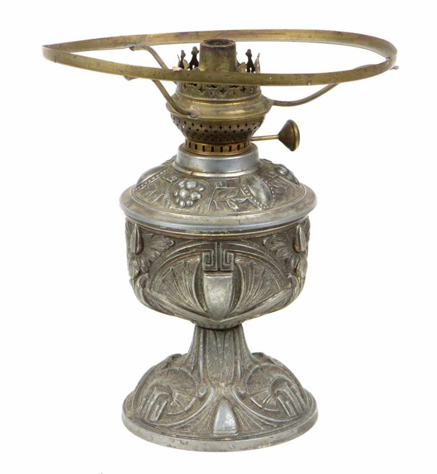 Jugendstil Petrolumlampe um 1900Zinkguß, zweiteiliger reich mit Jugendstil Ornamentik reliefierter