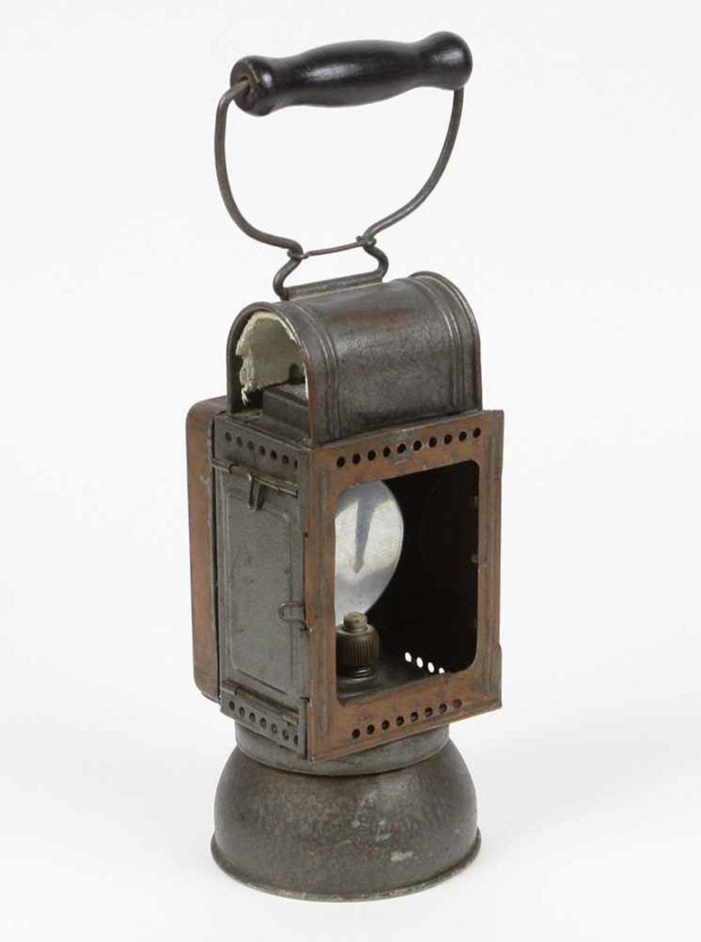 Karbidlampe Messing um 1920zweiteiliger geeckter Korpus auf Rundfuß, mit Tragebügel mit Holzgriff u.