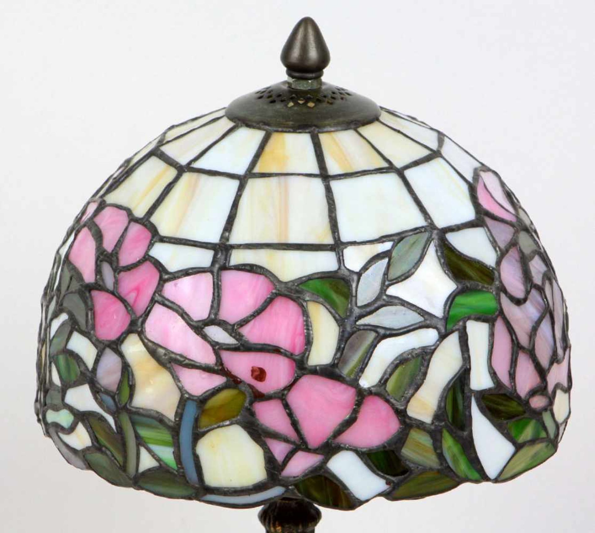 Tischlampe Tiffany Stilrunder Lampenschirm mit verschieden farbigen Flächen mit Blüten u. - Bild 2 aus 3