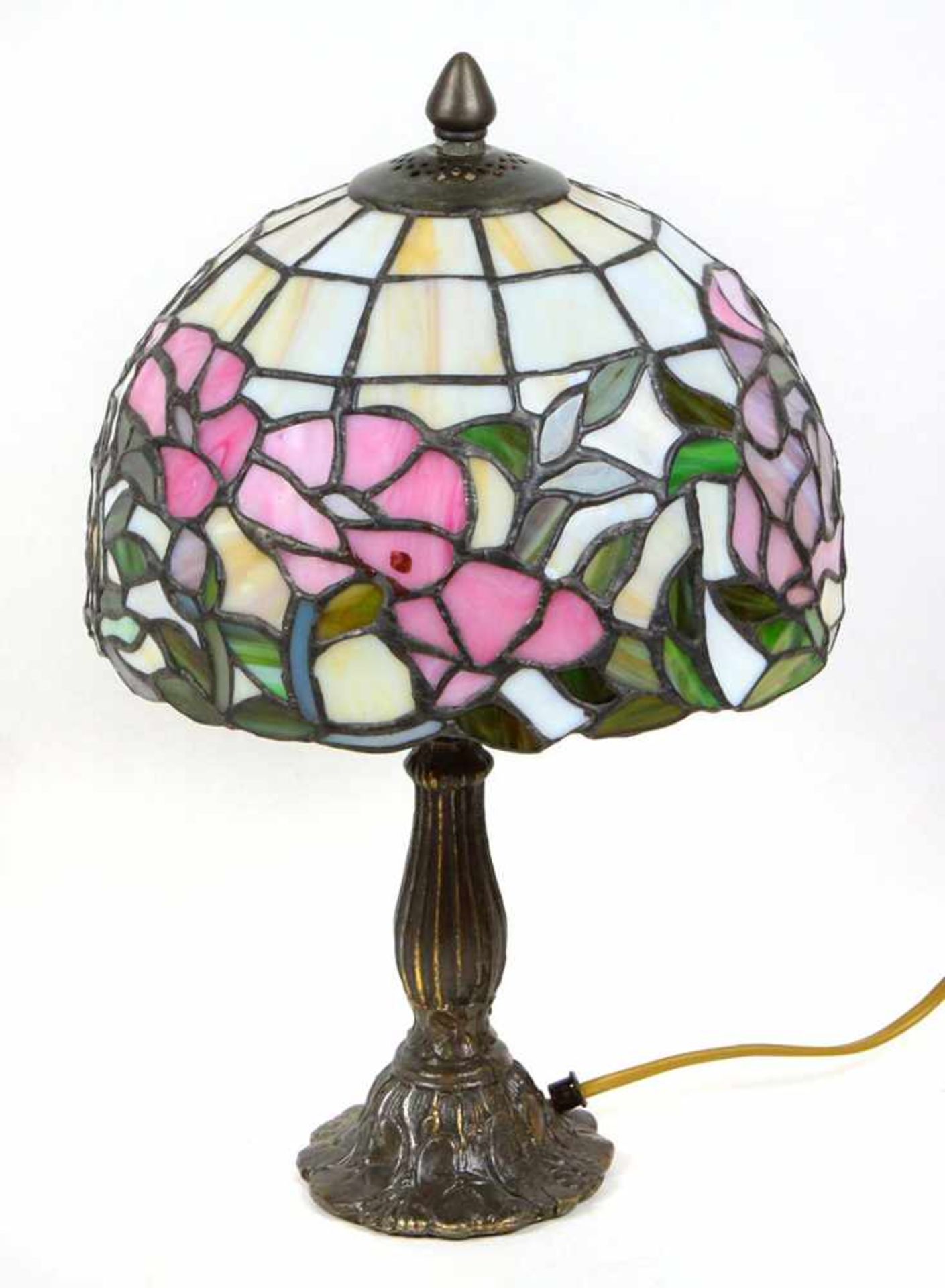 Tischlampe Tiffany Stilrunder Lampenschirm mit verschieden farbigen Flächen mit Blüten u.