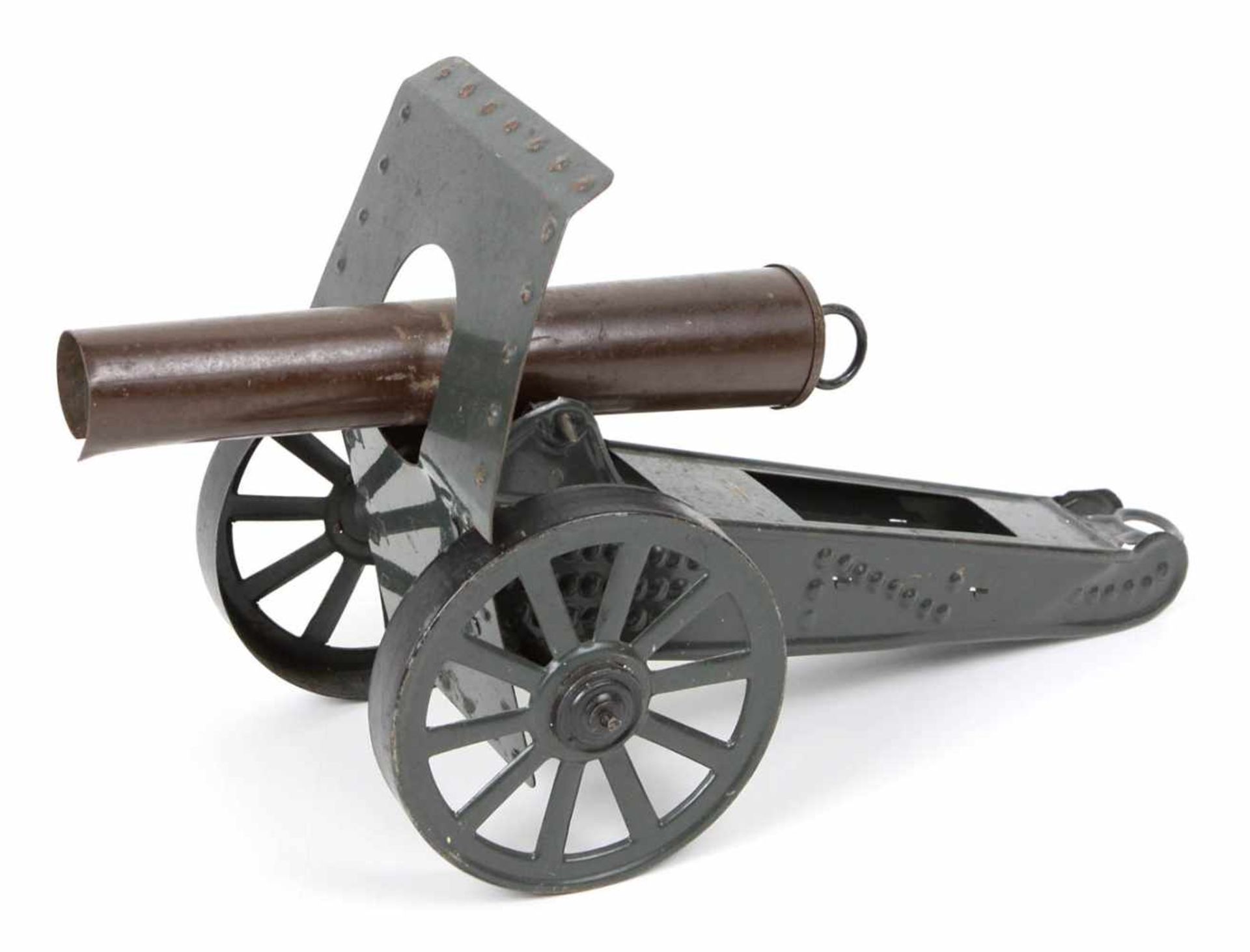 Kanone GösoBlech lackiert, Ausführung auf 2 großen Speichenrädern, L ca. 35 cm, H ca. 19 cm,
