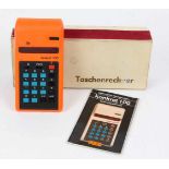 elektronischer Taschenrechner RFTkonkret 100, orangefarbenes Gehäuse mit blauen u. schwarzen