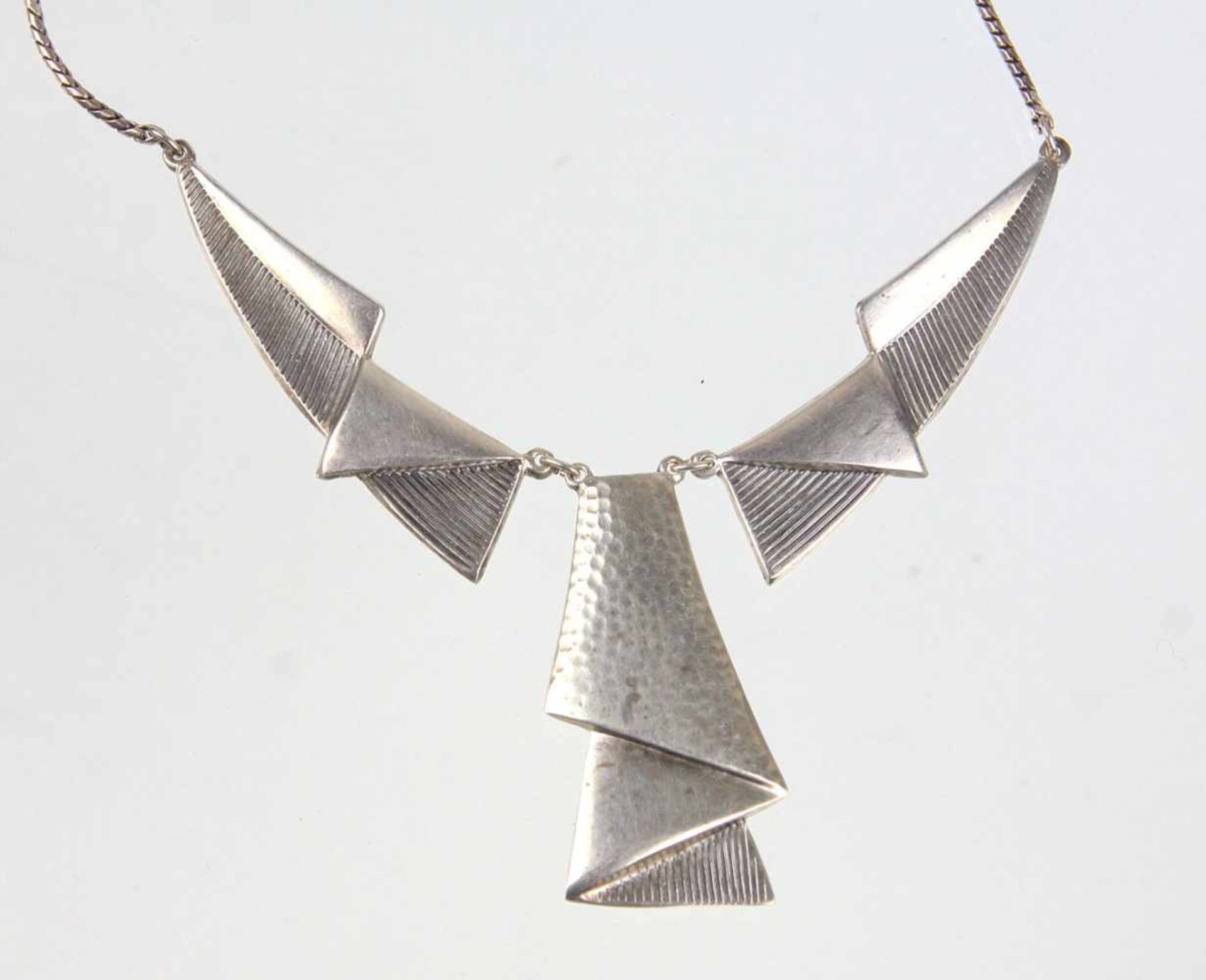 Art Deco Collier um 1930geometrisch gegliedertes Mittelteil mit Hammerschlag u. Rillen Partien,