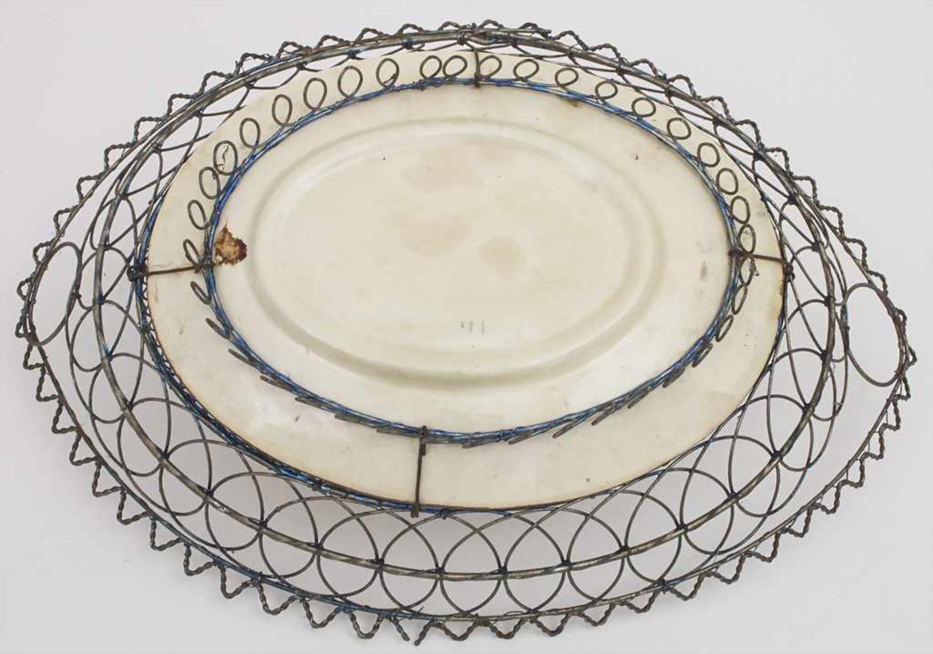 Keramik-Schale mit Drahtgeflecht / A ceramic bowl with wire mesh rim, um 1900Material: Keramik, - Bild 3 aus 3