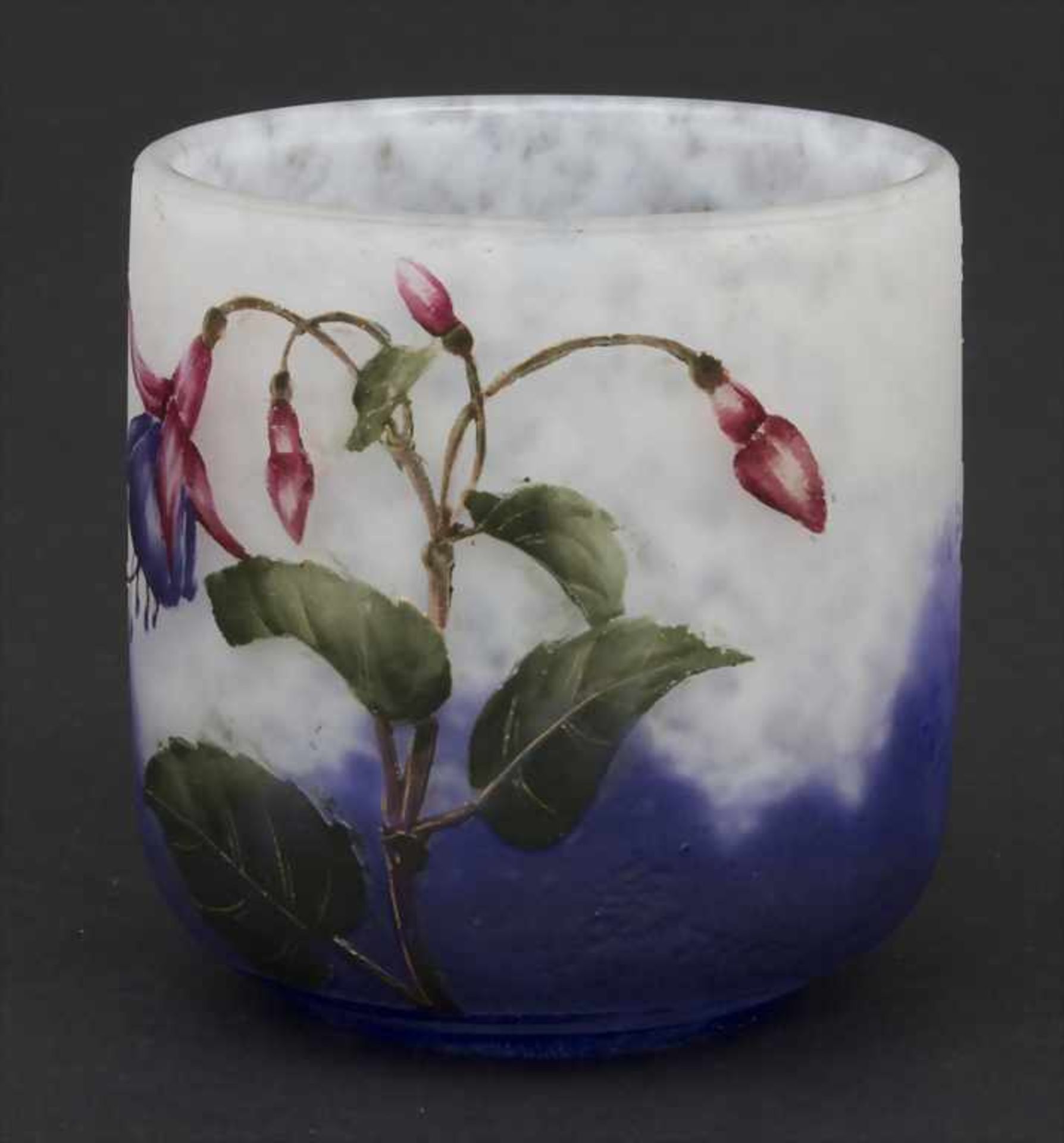 Vase mit Fuchsien / A vase with fuchsias, Daum Frères, Nancy, um 1900Material: farbloses Glas mit - Bild 3 aus 5