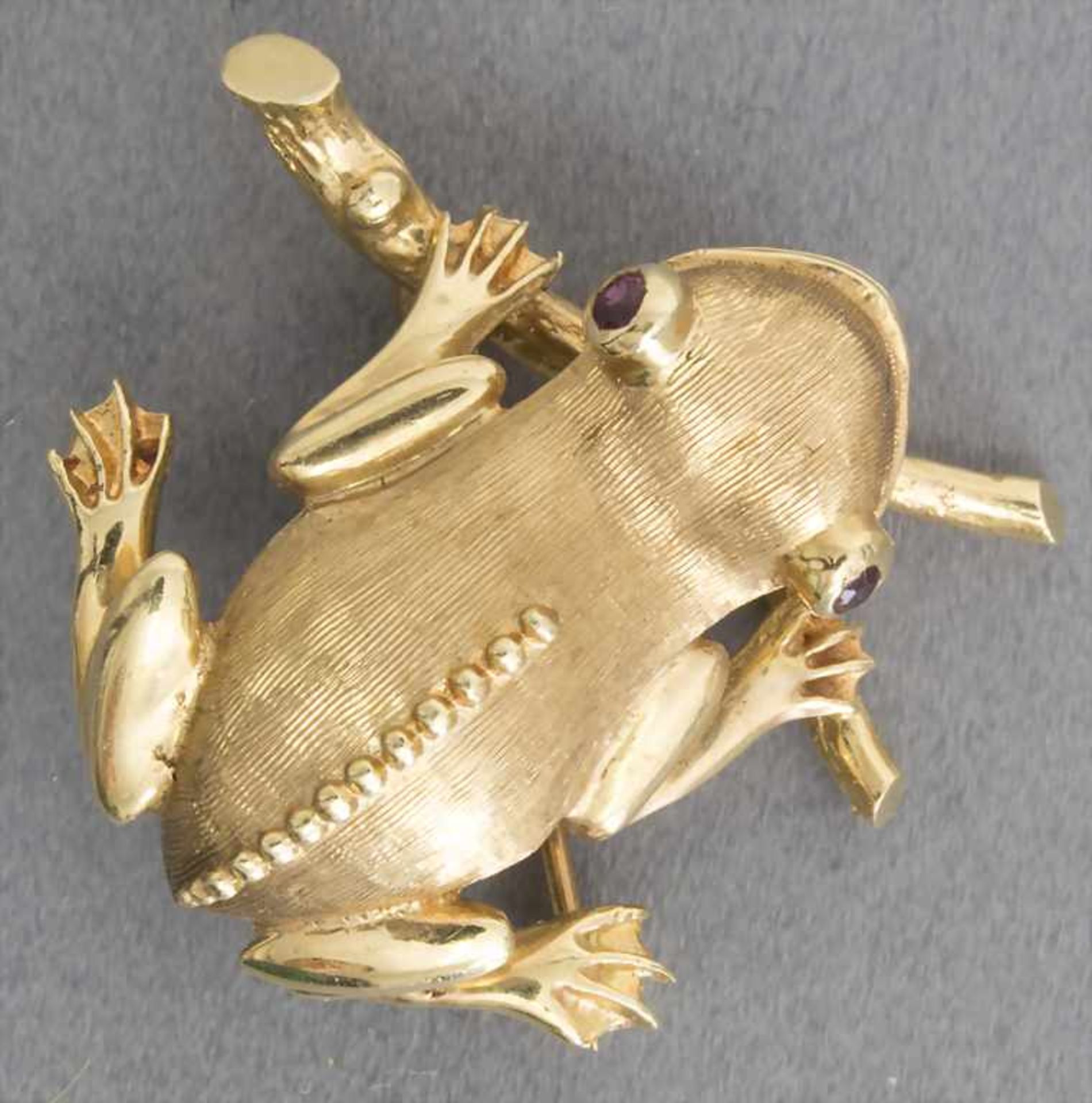 Brosche "Frosch" / A brooch " A frog"Material: Gelbgold 585/000 14 Kt gepunzt, Rubine,Länge: 27 mm,