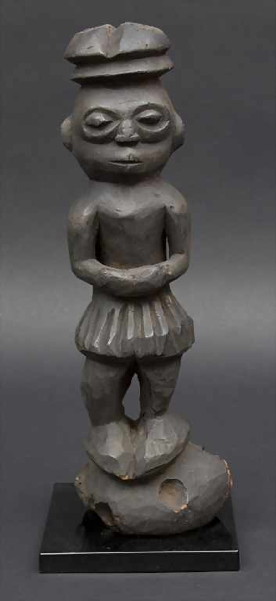 Weibliche Figur / A female figure, Kamerun, NordwestprovinzMaterial: Holz, dunkelbraune Patina,Höhe: - Image 2 of 3