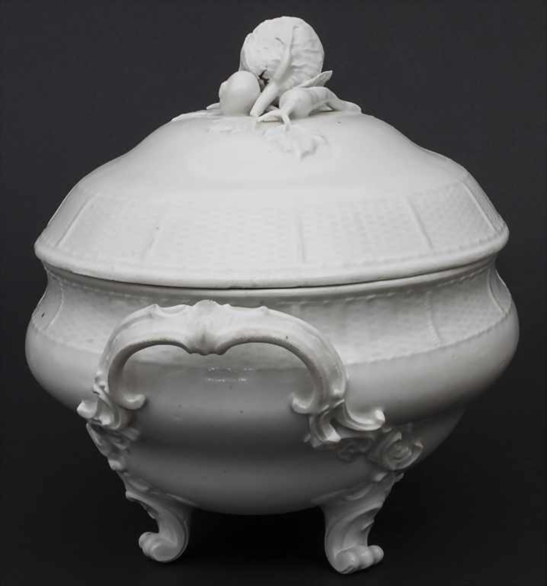 Große Deckelterrine mit Gemüseknauf / A lidded tureen with vegetables-shaped handle, Ludwigsburg, um - Image 4 of 10