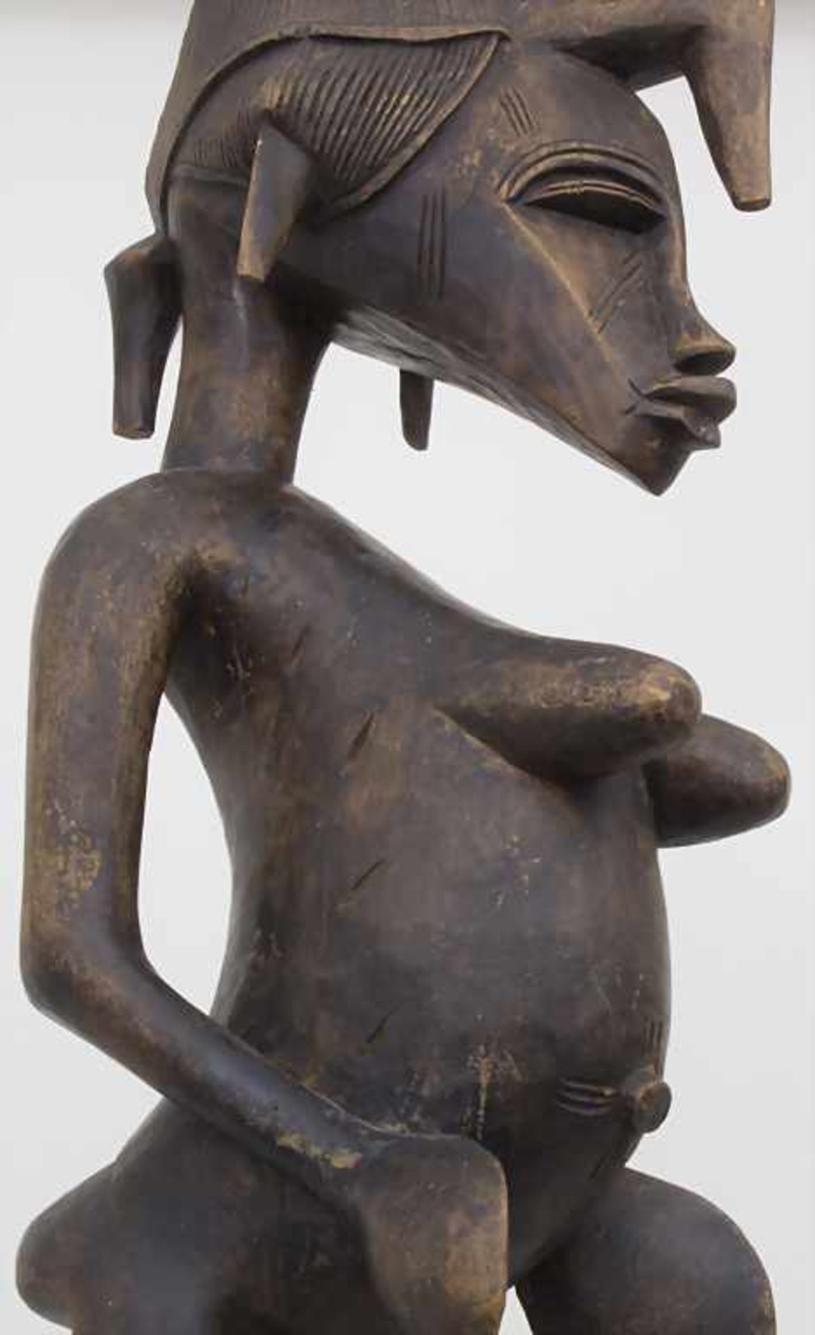 Weibliche Figur / A female figure, AfrikaMaterial: Holz, dunkelbraun patiniert,Höhe: 109 cm,Zustand: - Image 2 of 4