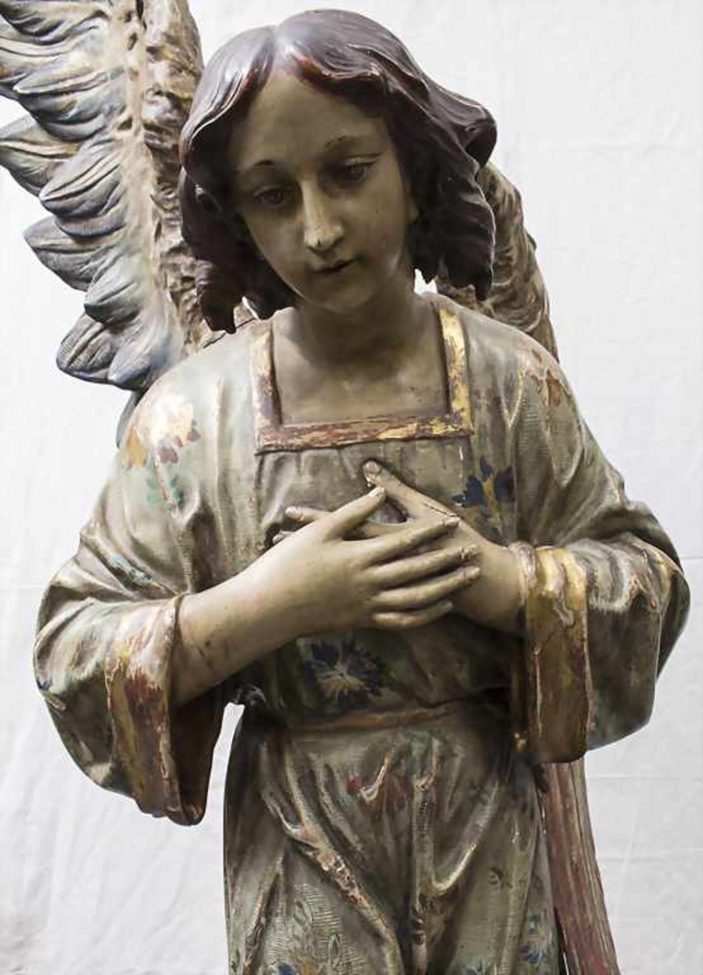 Großer kniender Engel / A large kneeling angel, Deutsch, 19. Jh.Material: Holz, Kreidegrund,