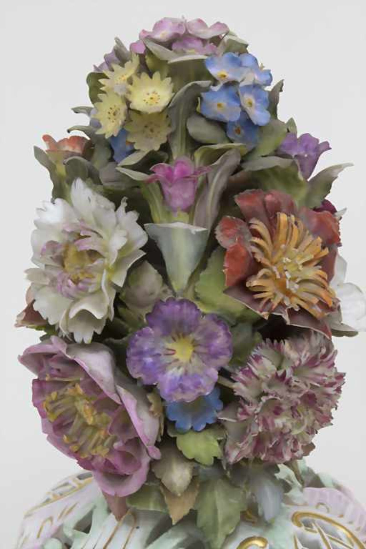 Potpourri-Vase mit Puttofiguren und Blumenranken / A pair of potpourri vases with cherubs and - Bild 11 aus 13