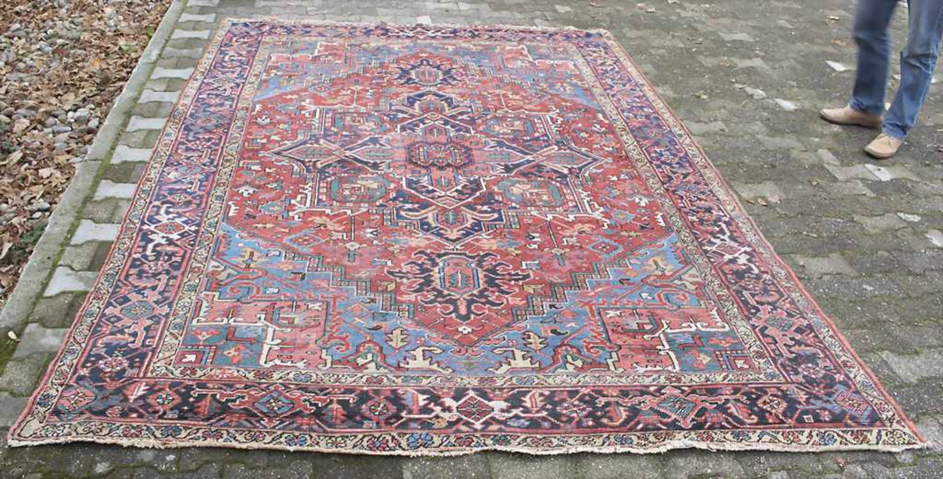 Orientteppich 'Heriz' / An oriental carpet 'Heriz'Material: Wolle, Maße: 330 x 220 cm, Zustand: gut,