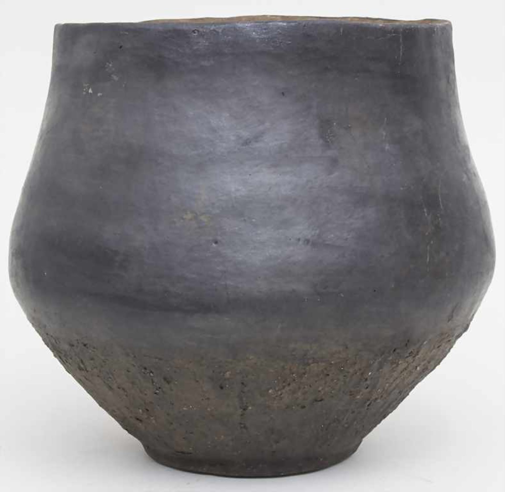 Bronzezeitliches Keramik-Gefäß / A Bronze Age ceramic vessel, Lausitzer Kultur, 9. - 6. Jh. v. Chr.
