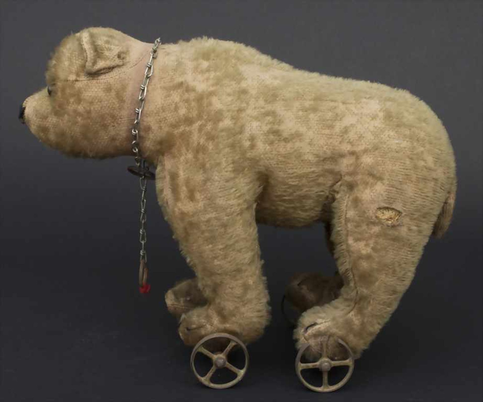 Spielzeug-Bär auf Rollen / A toy bear on wheels, um 1900Material: Mohairfell, Glasaugen, Körper - Bild 2 aus 6