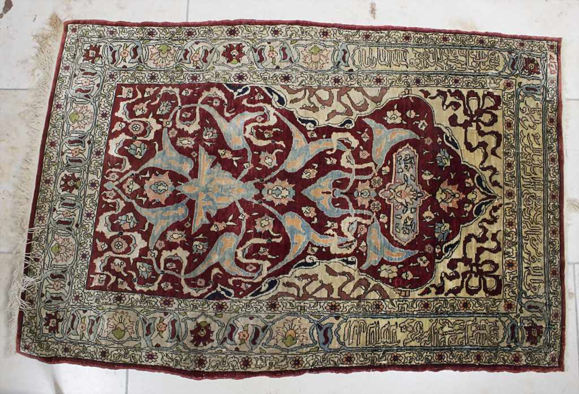 Seidenteppich 'Hereke' mit arabischer Schrift / A silk carpet 'Hereke' with arabic - Image 2 of 5