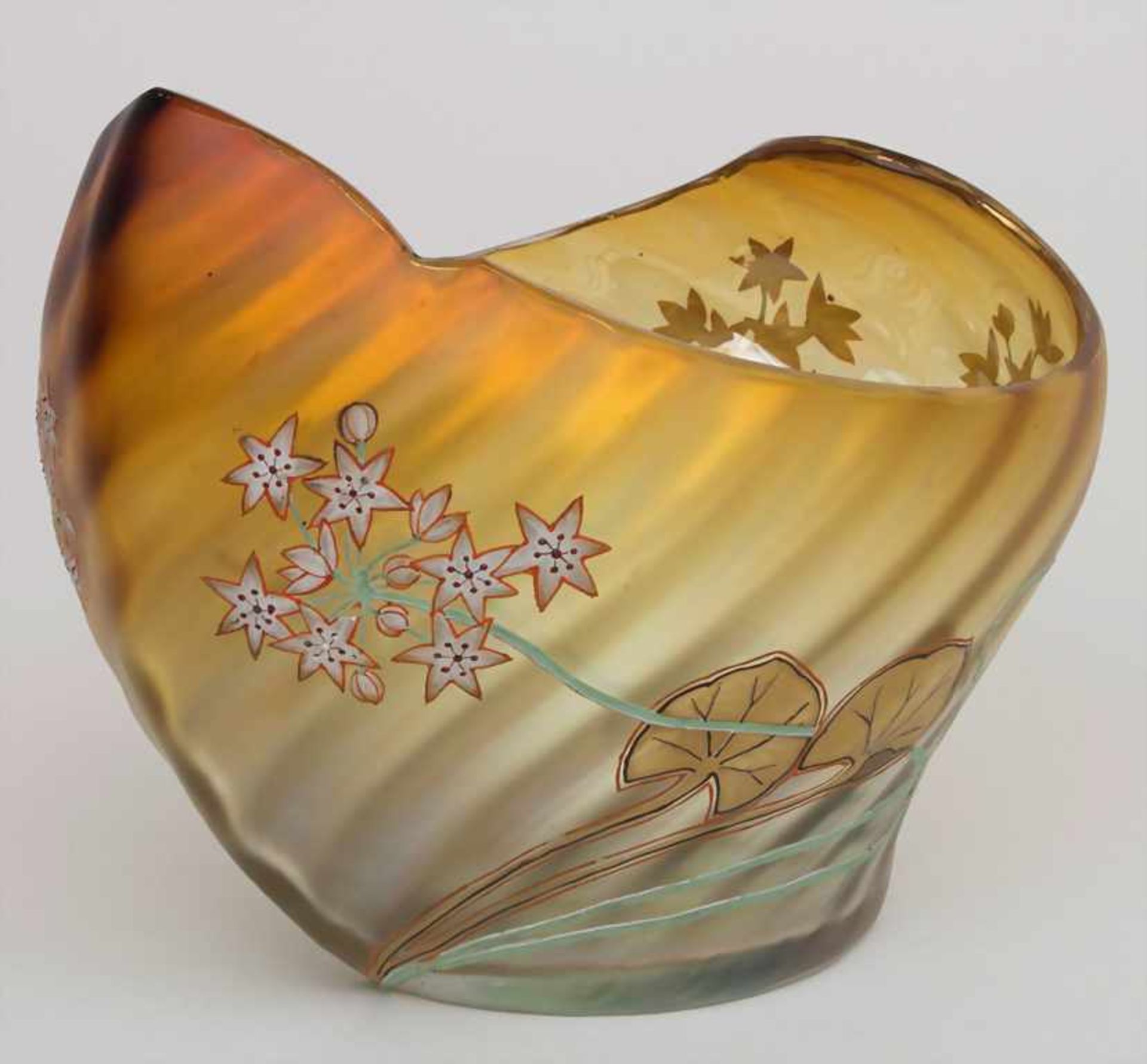 Jugendstil Glaszierschale / An Art Nouveau glass bowl, um 1905Material: farbloses Glas, rot-braun