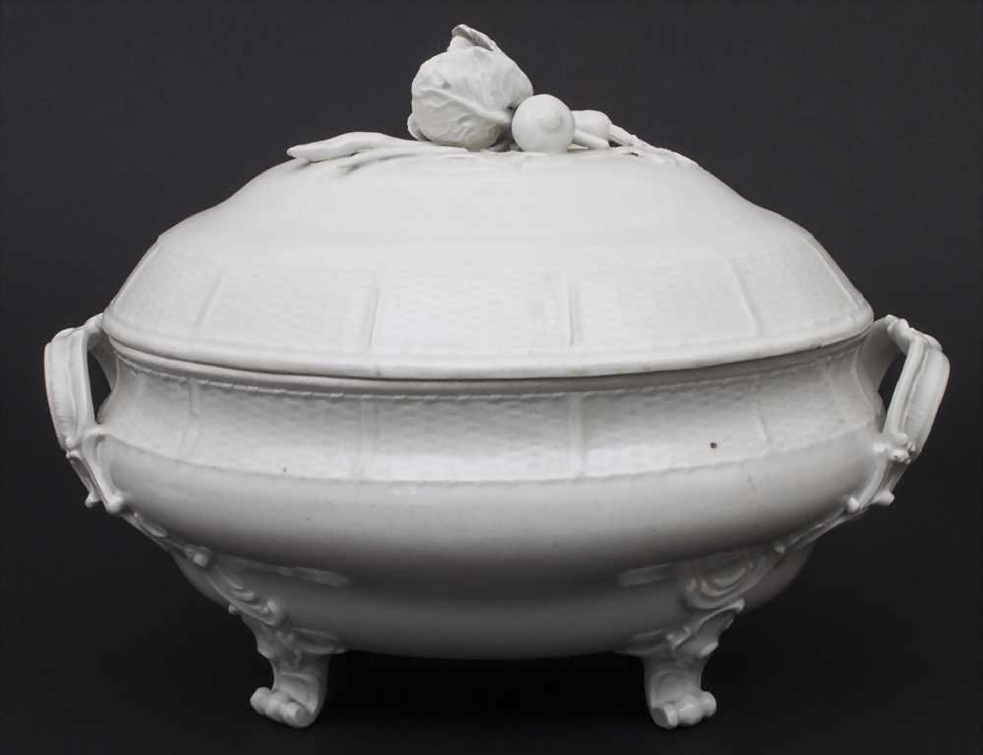 Große Deckelterrine mit Gemüseknauf / A lidded tureen with vegetables-shaped handle, Ludwigsburg, um - Bild 3 aus 10