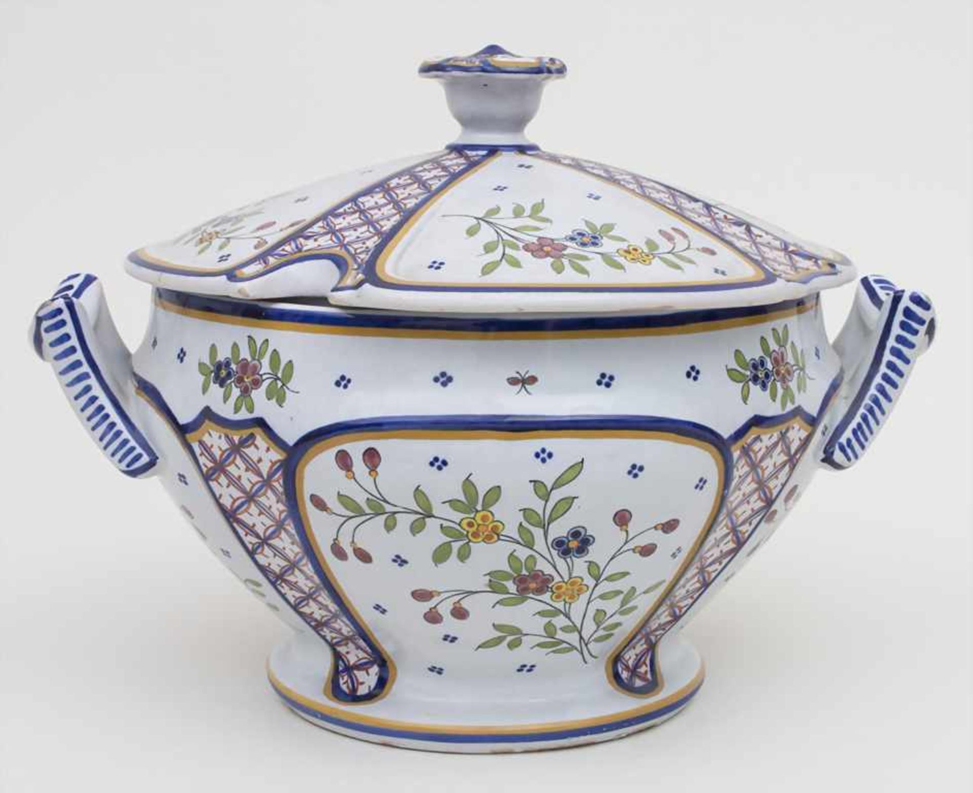 Fayence Deckelterrine / A faience tureen, Quimper, Bretagne, Frankreich, 20. Jh.Material: Fayence, - Bild 3 aus 9