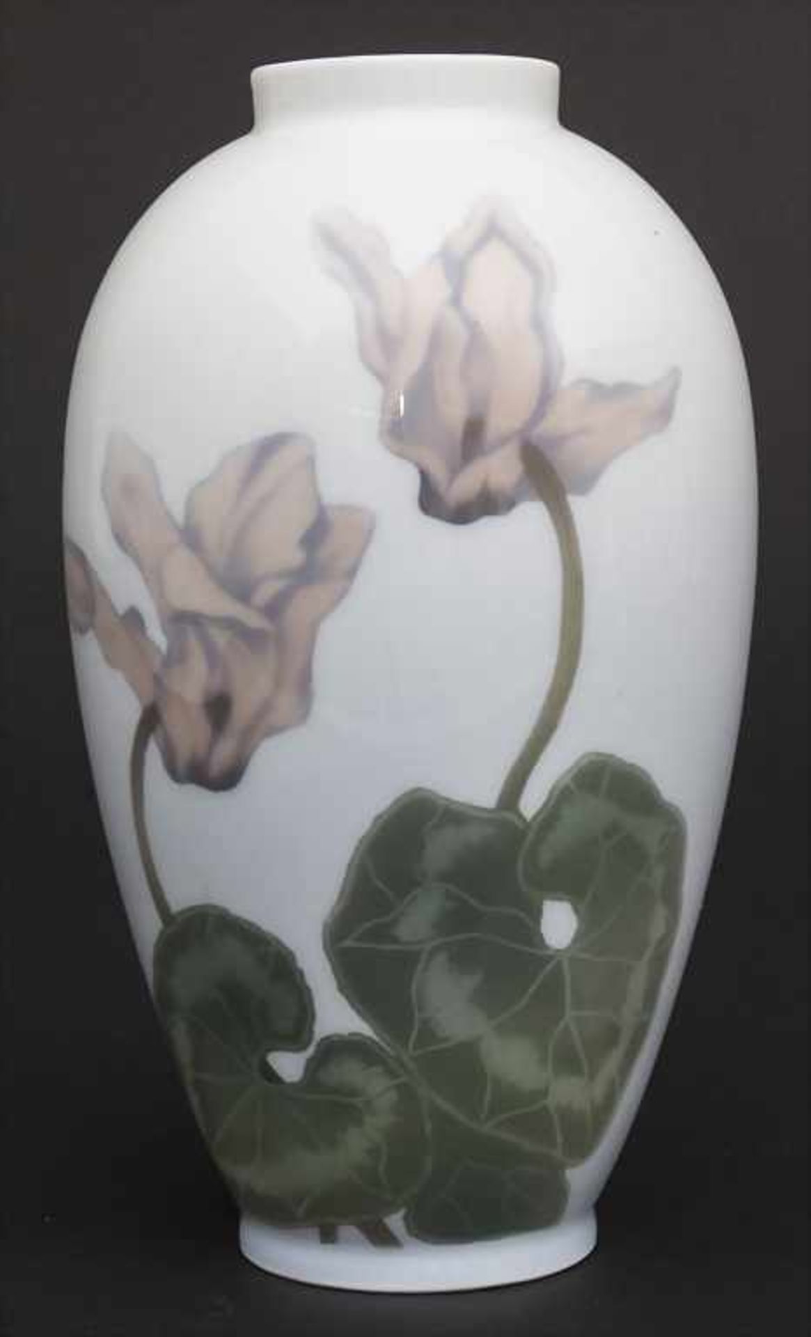 Jugendstil Vase mit Alpenveilchen / An Art Nouveau vase with cyclamen, Royal Copenhagen, 1889-