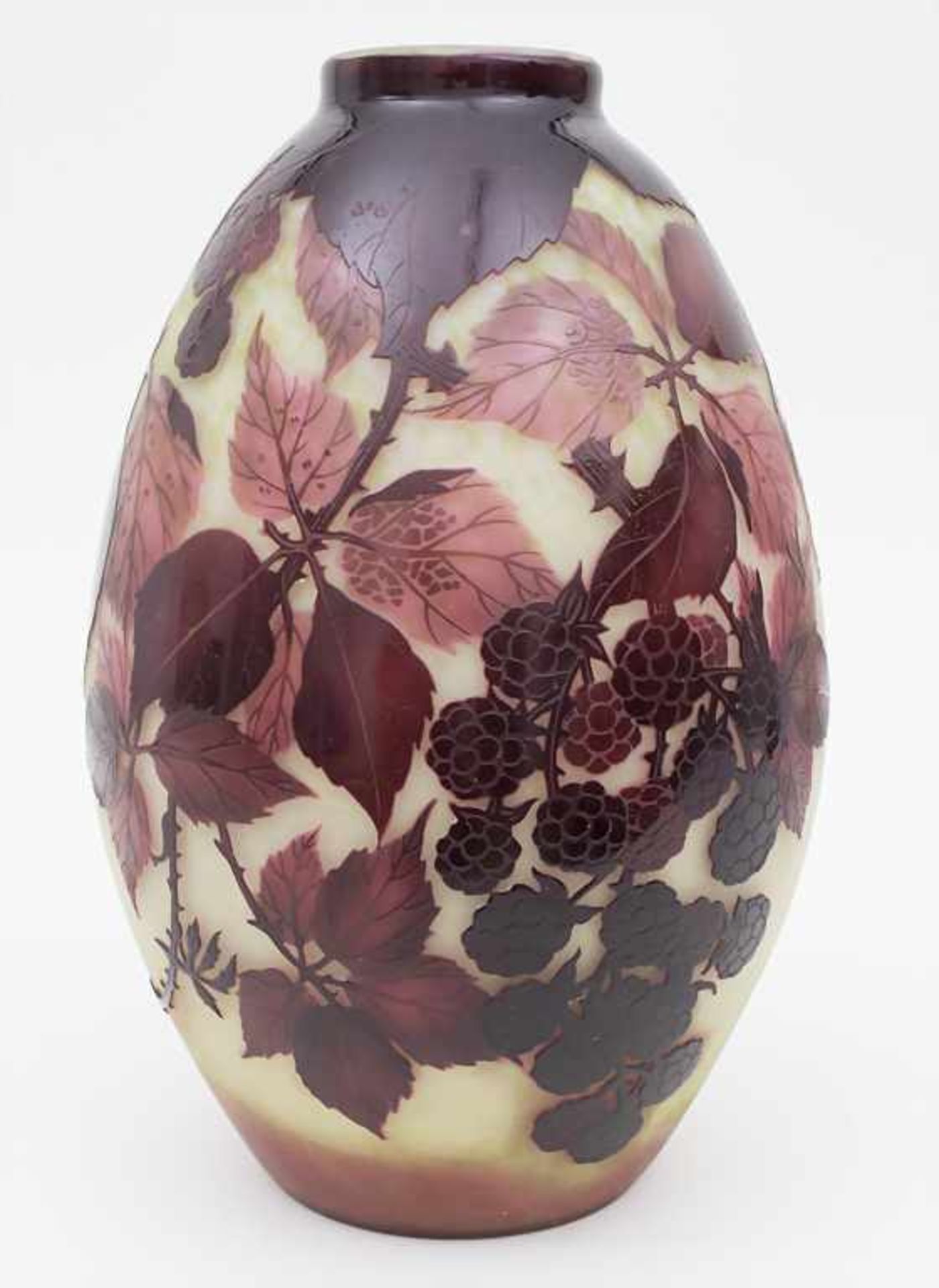 Vase mit Brombeerdekor / Vase with Blackberry Decoration, A. Delatte, NancyMaterial: Schichtglas,