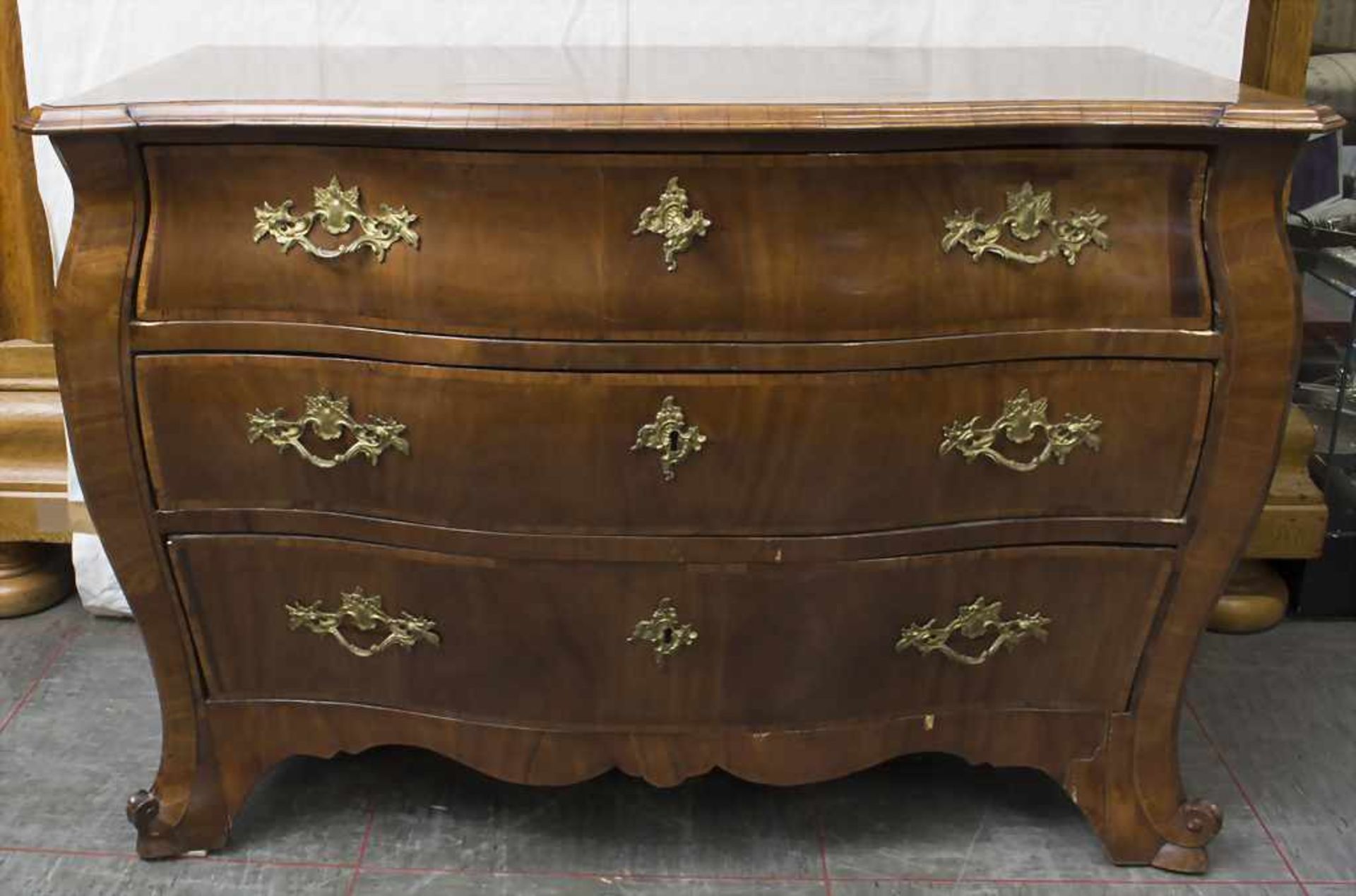 Rokoko Kommode / A chest of drawers, Frankreich, um 1770Material: mit unterschiedlichen Hölzern