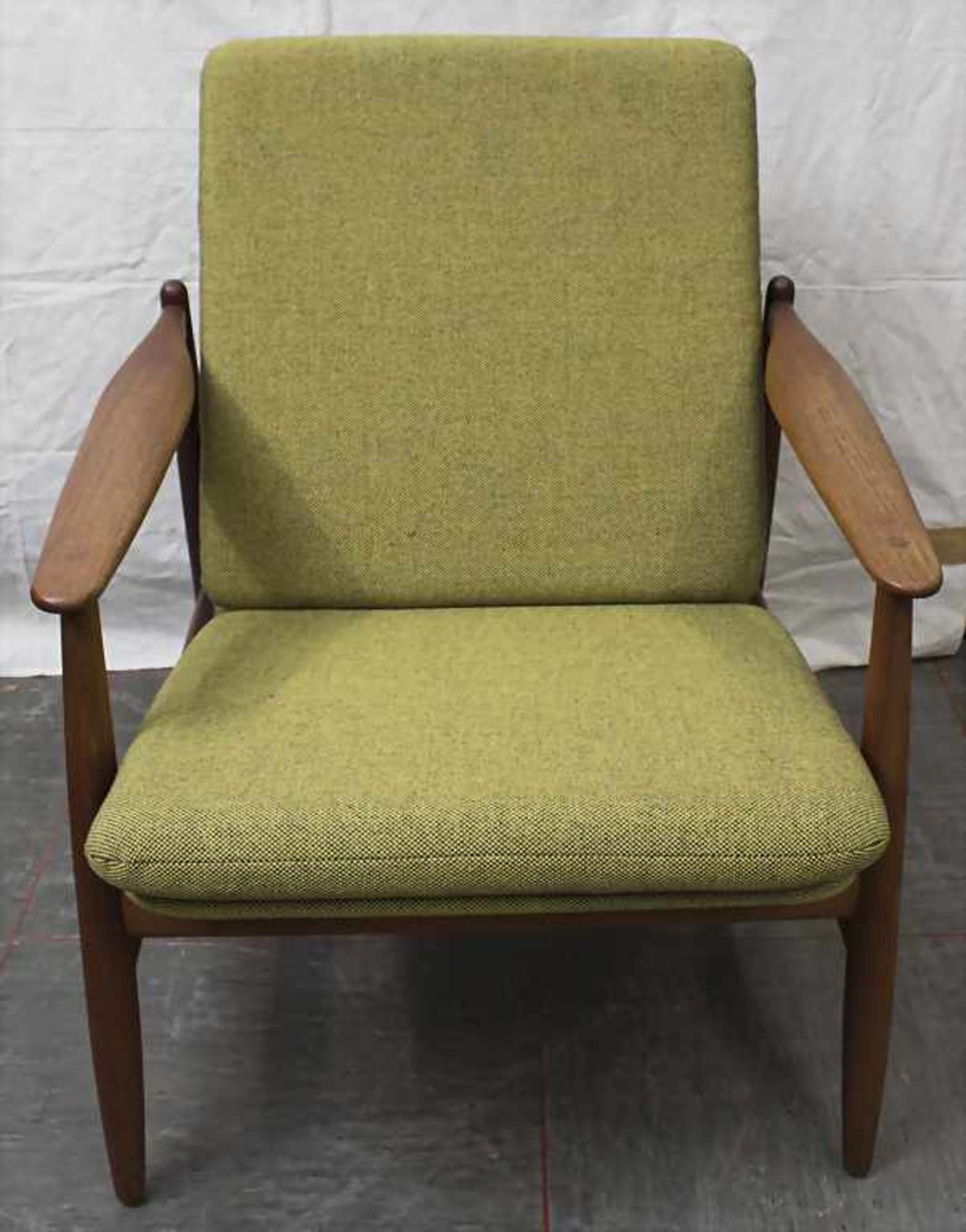 Sessel / An armchair, Hans Olsen, 1960er JahreMaterial: Teakholz, Polster mit olivgrünem Stoffbezug, - Image 3 of 4