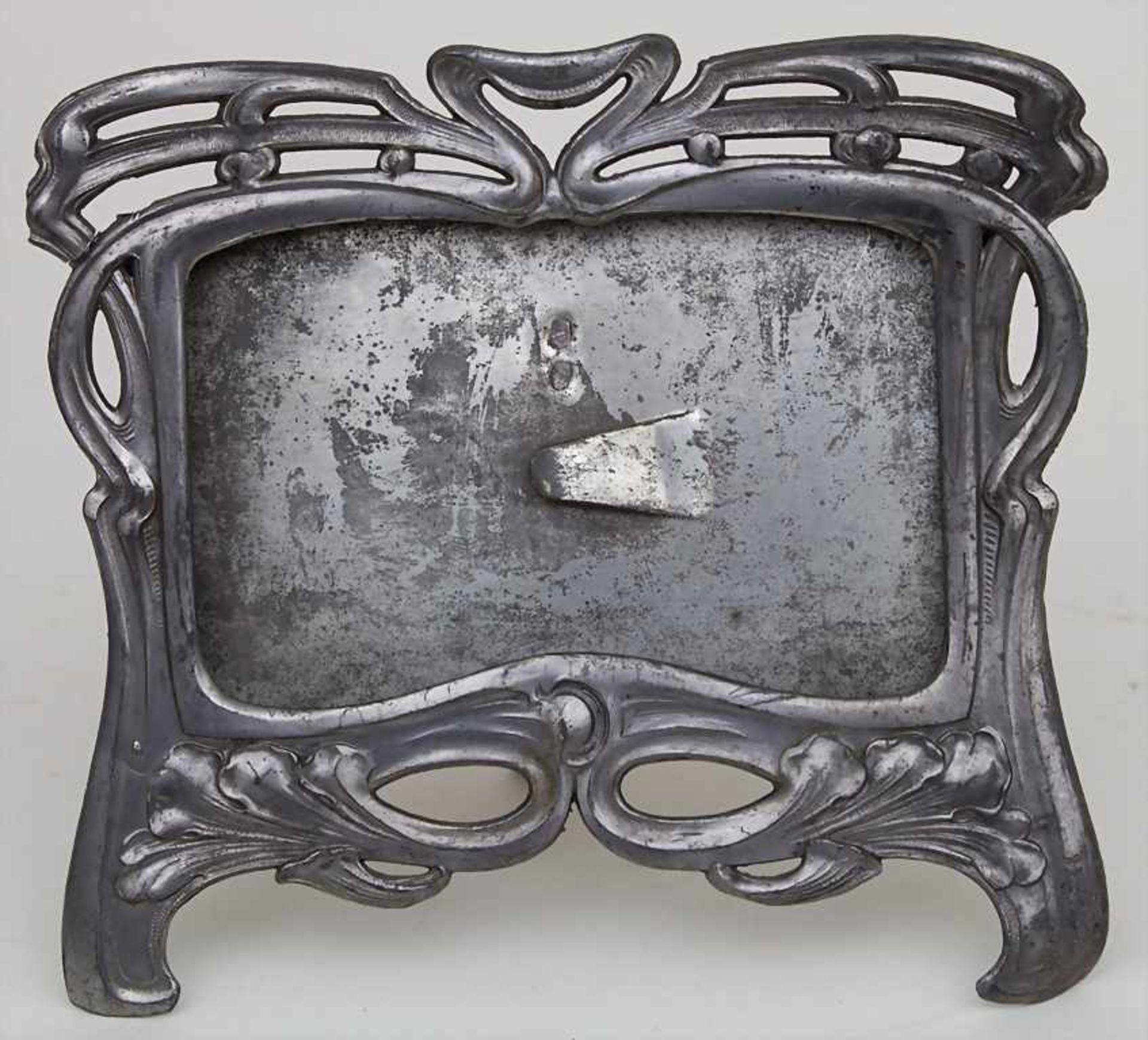 Jugendstil-Bilderrahmen / An Art Nouveau frame, um 1900Material: Zinn, Marke: ungemarkt, Maße: H. 12