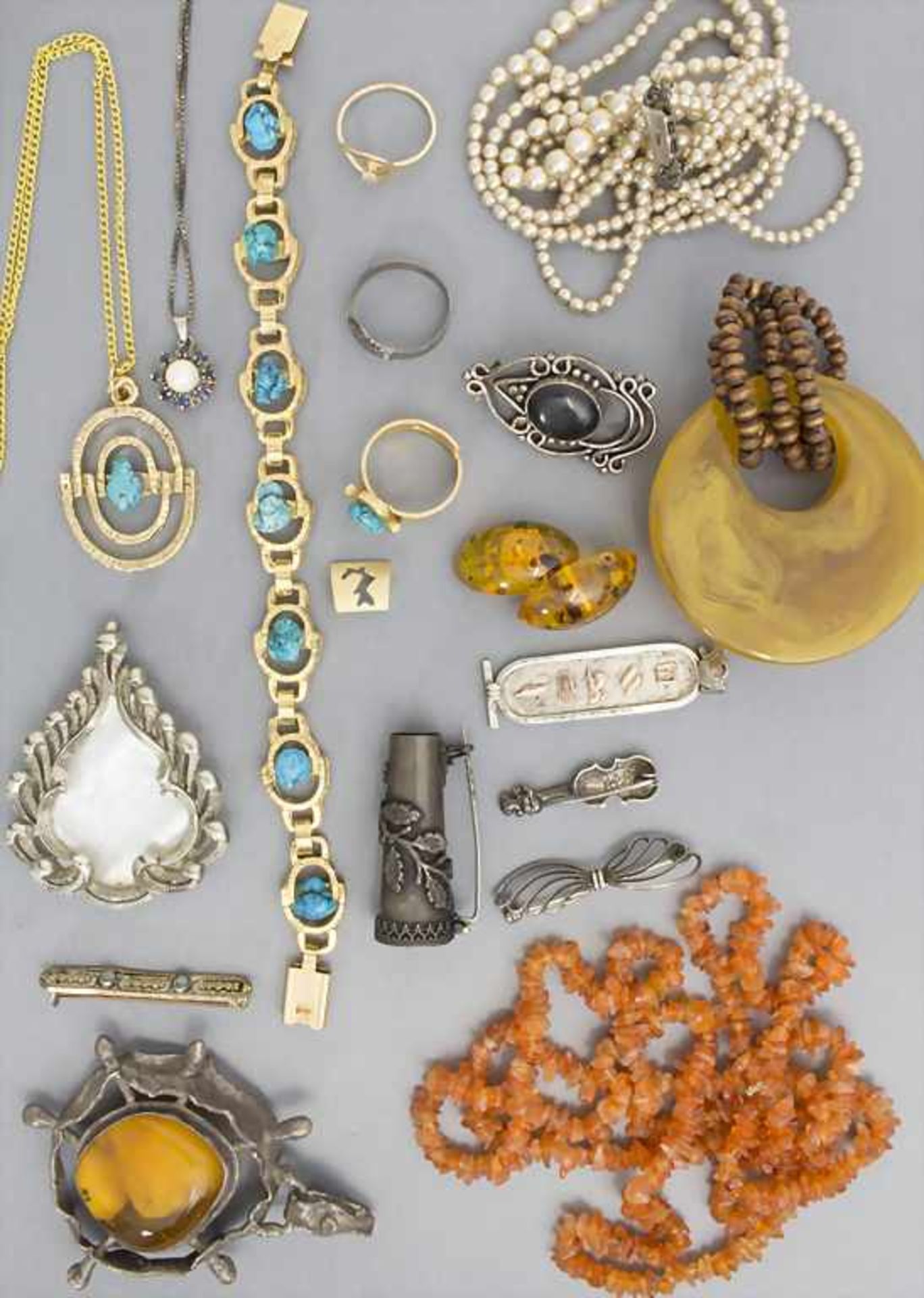 Konvolut Schmuck / A set of jewelleryBestehend aus: 3 Ringe, 4 Ketten, 5 Anhänger, 1 Armband, 4